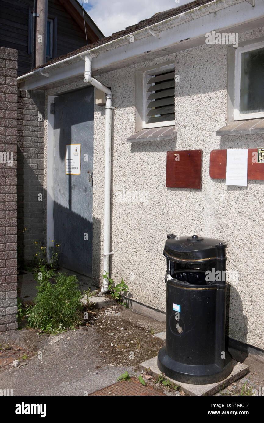 Fermé les toilettes publiques dans le village de Golant à Cornwall. Banque D'Images