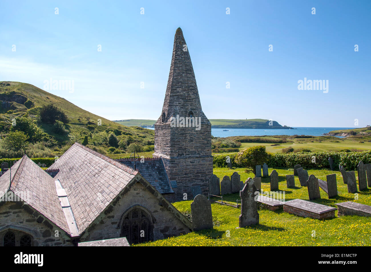 Trebetherick Daymer Cornwall England UK. Église de St Best Western Restormel Lodge situé au-dessus des dunes de sable de Daymer bay. Sépulture de poète officiel, Sir John Betjeman. Banque D'Images