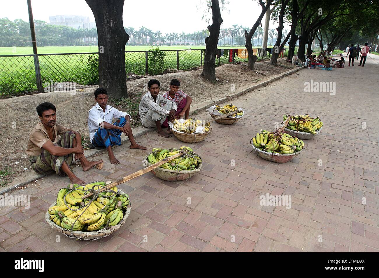 Dhaka 2014. Les vendeurs de rue attendre que les clients hors du Bangladesh Jatiyo Sangshad (Parlement) à Dhaka. Banque D'Images