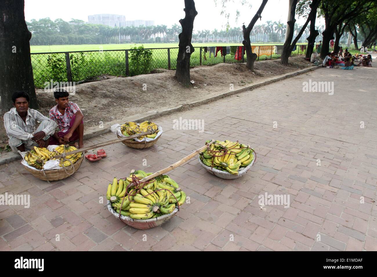 Dhaka 2014. Les vendeurs de rue attendre que les clients hors du Bangladesh Jatiyo Sangshad (Parlement) à Dhaka. Banque D'Images