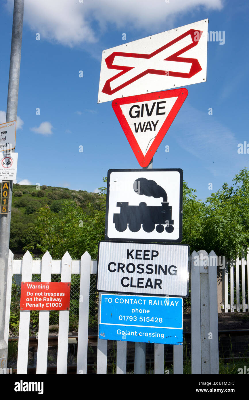 Les panneaux pour les avions de passage à niveau à Golant, Cornwall Banque D'Images