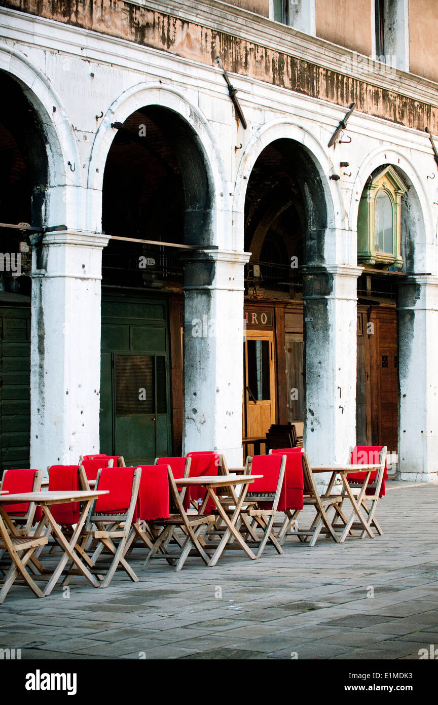 Des tables et des chaises à la 'traditionnels' Bàcari ou de petits bars, près du marché aux poissons du Rialto dans le quartier de San Polo de Venise Banque D'Images