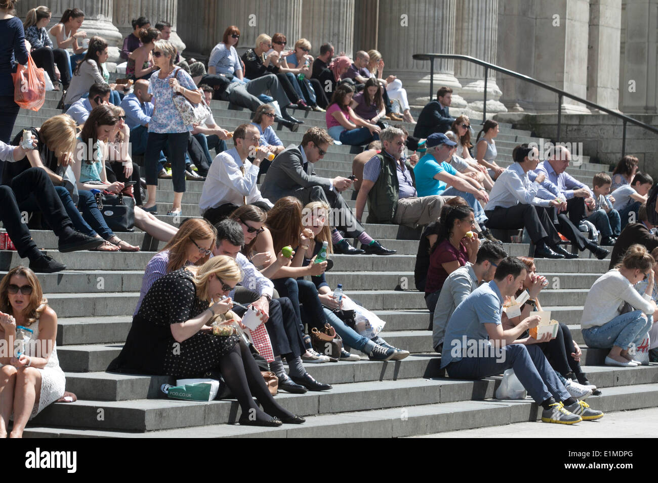 St Pauls Londres, 6 juin 2014 Royaume-Uni. Les employés de bureau le soleil brille sur les marches de la cathédrale St Paul pendant leur pause déjeuner. Credit : amer ghazzal/Alamy Live News Banque D'Images