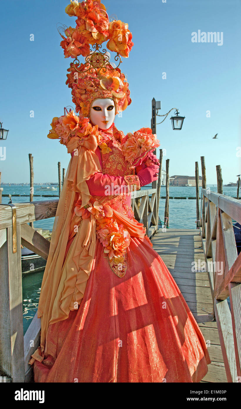 Venise, Italie - 26 février 2011 : Carnaval de masque de luxe sur le front de la Piazza San Marco Square. Banque D'Images