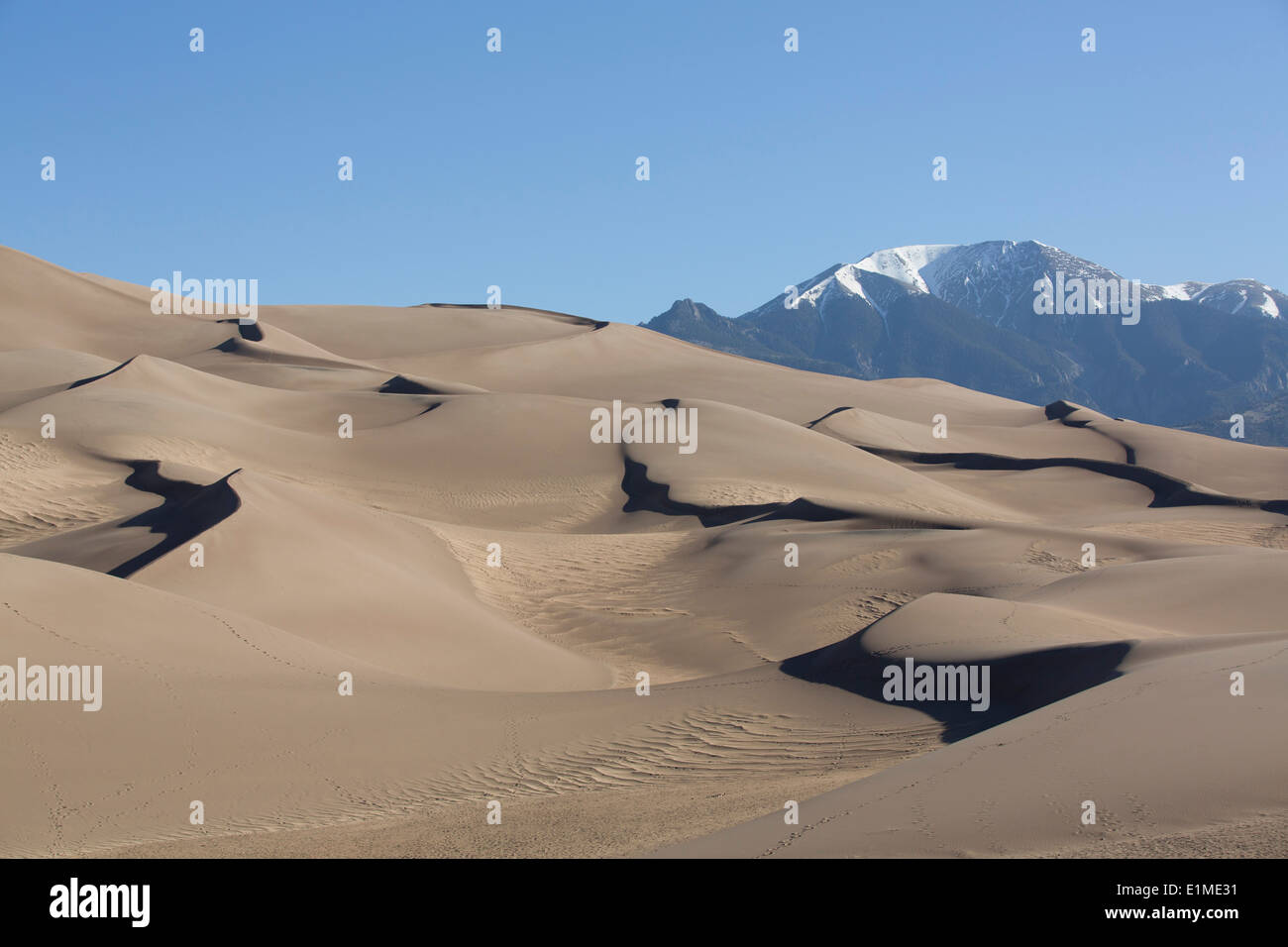 USA, Colorado, Great Sand Dunes National Park and Preserve, dunes de sable (avant-plan), les montagnes Sangre de Cristo (arrière-plan) Banque D'Images