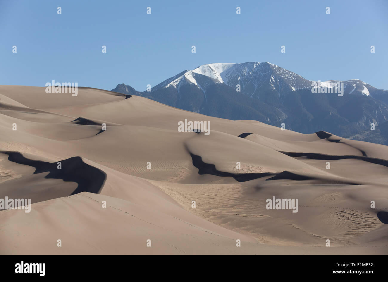 USA, Colorado, Great Sand Dunes National Park and Preserve, dunes de sable (avant-plan), les montagnes Sangre de Cristo (arrière-plan) Banque D'Images