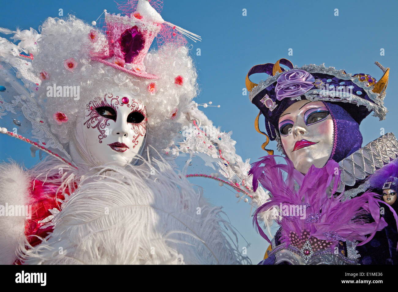 Venise, Italie - février 26, 2011 : paire dans un masque de carnaval Banque D'Images