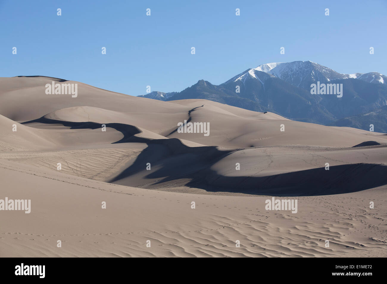 USA, Colorado, Great Sand Dunes National Park and Preserve, dunes de sable (avant-plan), les montagnes Sangre de Cristo (arrière-plan) Banque D'Images