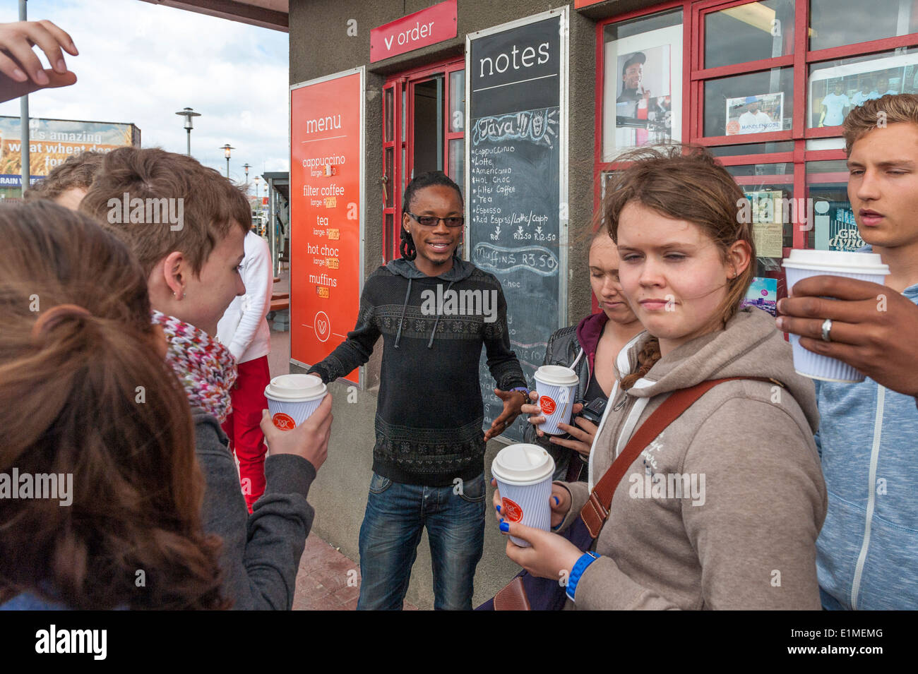 Les étudiants allemands et township tour guide, à un café à Khayelitsha, au Cap, Afrique du Sud Banque D'Images