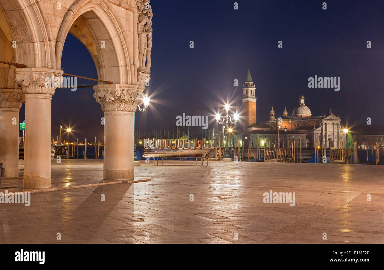 Venise - Front de mer de la place Saint Marc et le palais des Doges de la colonne et de San Giorgio Maggiore Église en arrière-plan au crépuscule. Banque D'Images