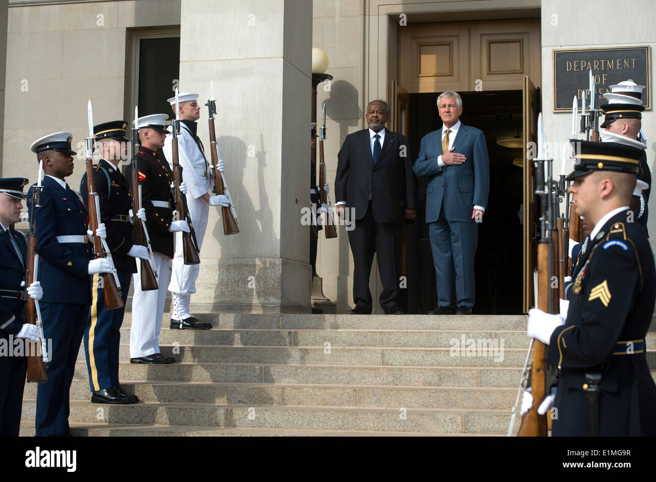 Le secrétaire à la défense Chuck Hagel, centre droit, et le Président djiboutien Ismail Omar Guelleh ?l, centre gauche, stand pour les États-Unis nat Banque D'Images