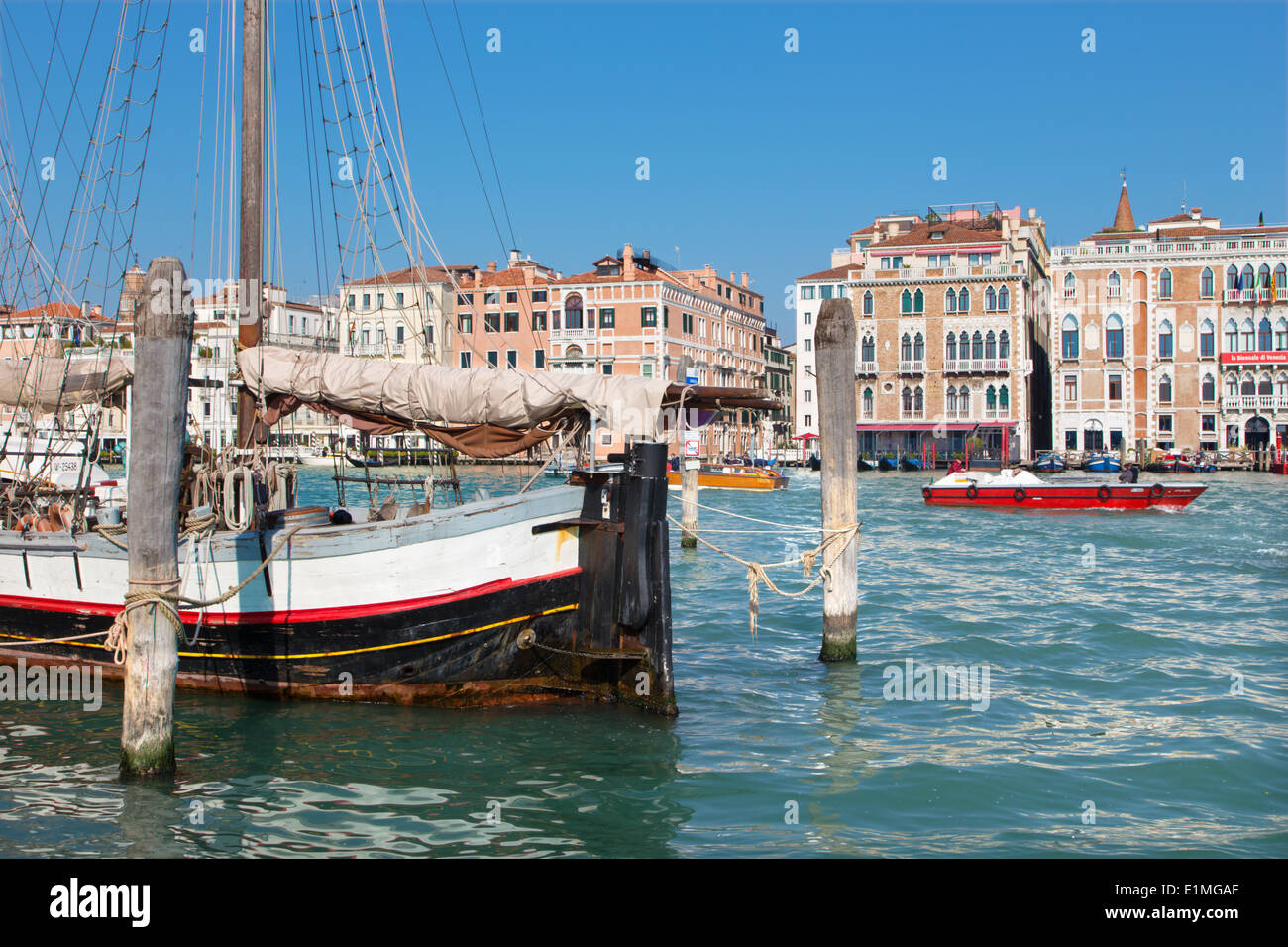 Venise, Italie - 13 mars 2014 : Voilier et Canal Grande. Banque D'Images