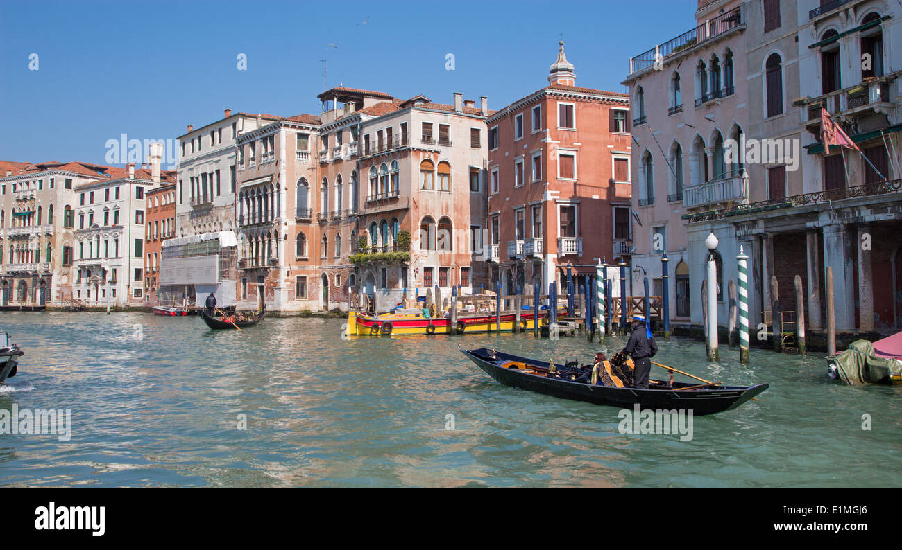 Venise, Italie - 13 mars 2014 : Canal Grande et gondolier Banque D'Images