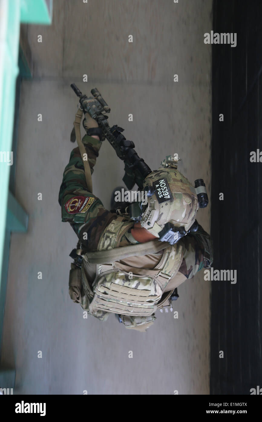 Un soldat des forces d'opérations spéciales américaines chambres de compensation des pratiques dans une maison près de Kaboul, Afghanistan, 9 mai 2014. La So Banque D'Images