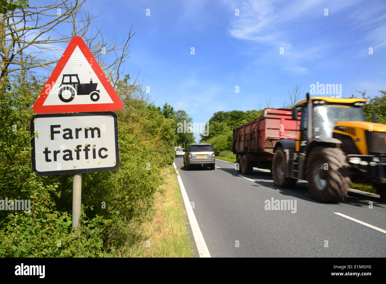 Passage du tracteur et de la remorque panneau d'avertissement de trafic agricole en voie de l'avenir france Banque D'Images