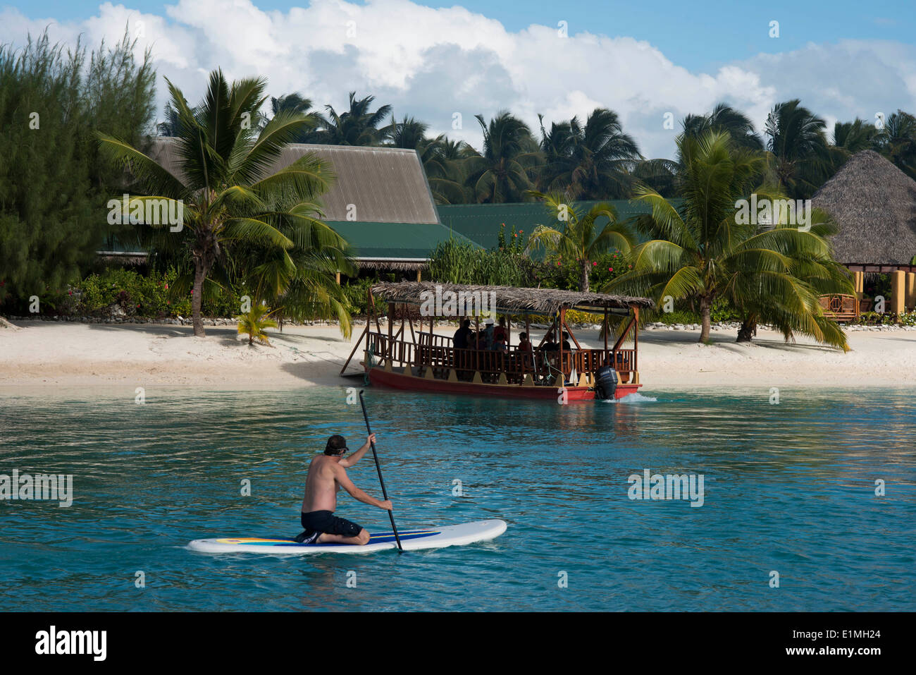 Aitutaki. L'île de Cook. Polynésie française. Océan Pacifique Sud. Le tourisme pratiqué l'aviron à côté de la plage Aitutaki Lagoon Resort & Banque D'Images