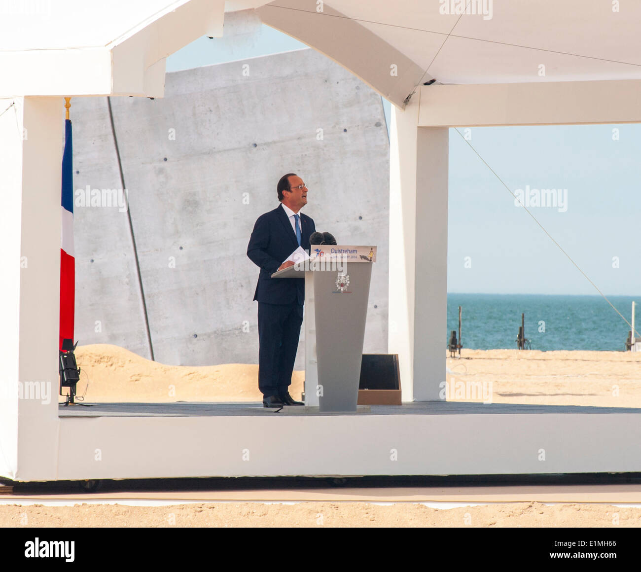 Ouistreham, Calvados, Normandie, France, l'anniversaire du Jour de l'invasion, le Président français François Hollande Discours donnant à Podium Banque D'Images