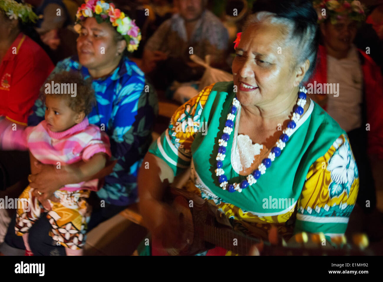 Atiu Island. L'île de Cook. Polynésie française. Océan Pacifique Sud. Des gens habillés dans des danses traditionnels polynésiens et interpréter Polynesi Banque D'Images