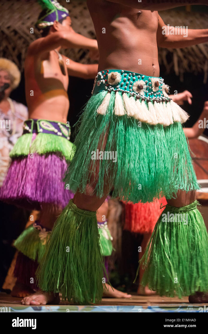 L'île de Rarotonga. L'île de Cook. Polynésie française. Océan Pacifique Sud. Un homme danse déménagement ses hanches dans l'une des danses traditionnelles Banque D'Images