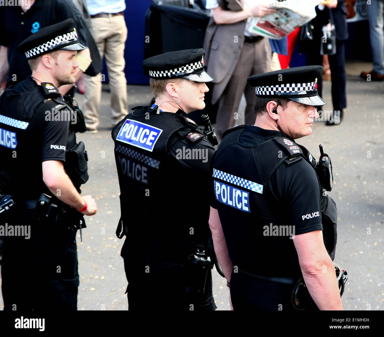 Epsom Downs, Surrey, UK. 06 Juin, 2014. Une grande présence de la police dans les chênes, Epsom Downs Crédit : Motofoto/Alamy Live News Banque D'Images