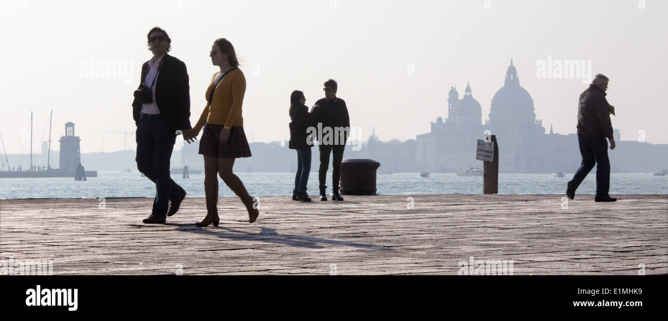 Venise, Italie - 14 mars 2014 : Balade sur le front de mer et silhouette de l'église Santa Maria della Salute. Banque D'Images