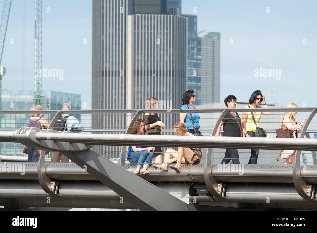 London UK. 6 juin 2014. Un piétons marche sur Millennium bridge avec sur une belle journée ensoleillée dans la capitale comme la température a atteint Crédit : amer ghazzal/Alamy Live News Banque D'Images