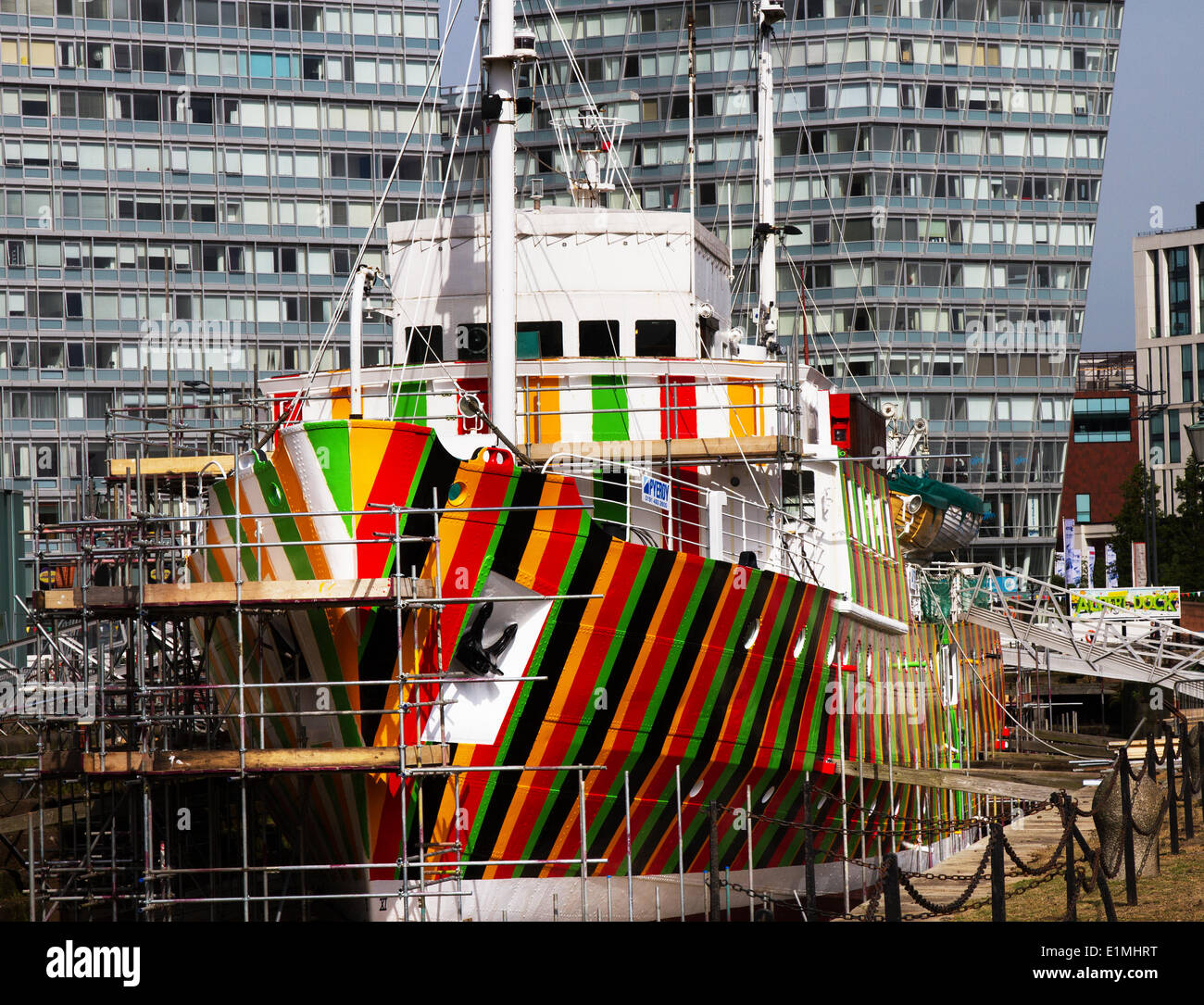 Liverpool pilote Cutter numéro 2, 1953 le Edmund Gardner est transformé par des bandes de couleur rouge, noire, orange et verte, peintes « razzle éblouit ».Le célèbre artiste bisannuel Carlos Cruz-Diez a été chargé de travailler avec le camouflage « éblouissant » à l'aide d'un navire pilote historique détenu et conservé par le Musée maritime de Merseyside.Le navire, qui est situé dans un quai sec adjacent à l’Albert Dock de Liverpool, est peint par l’équipe de Cammell Laird pour réaliser le projet de guerre. Banque D'Images