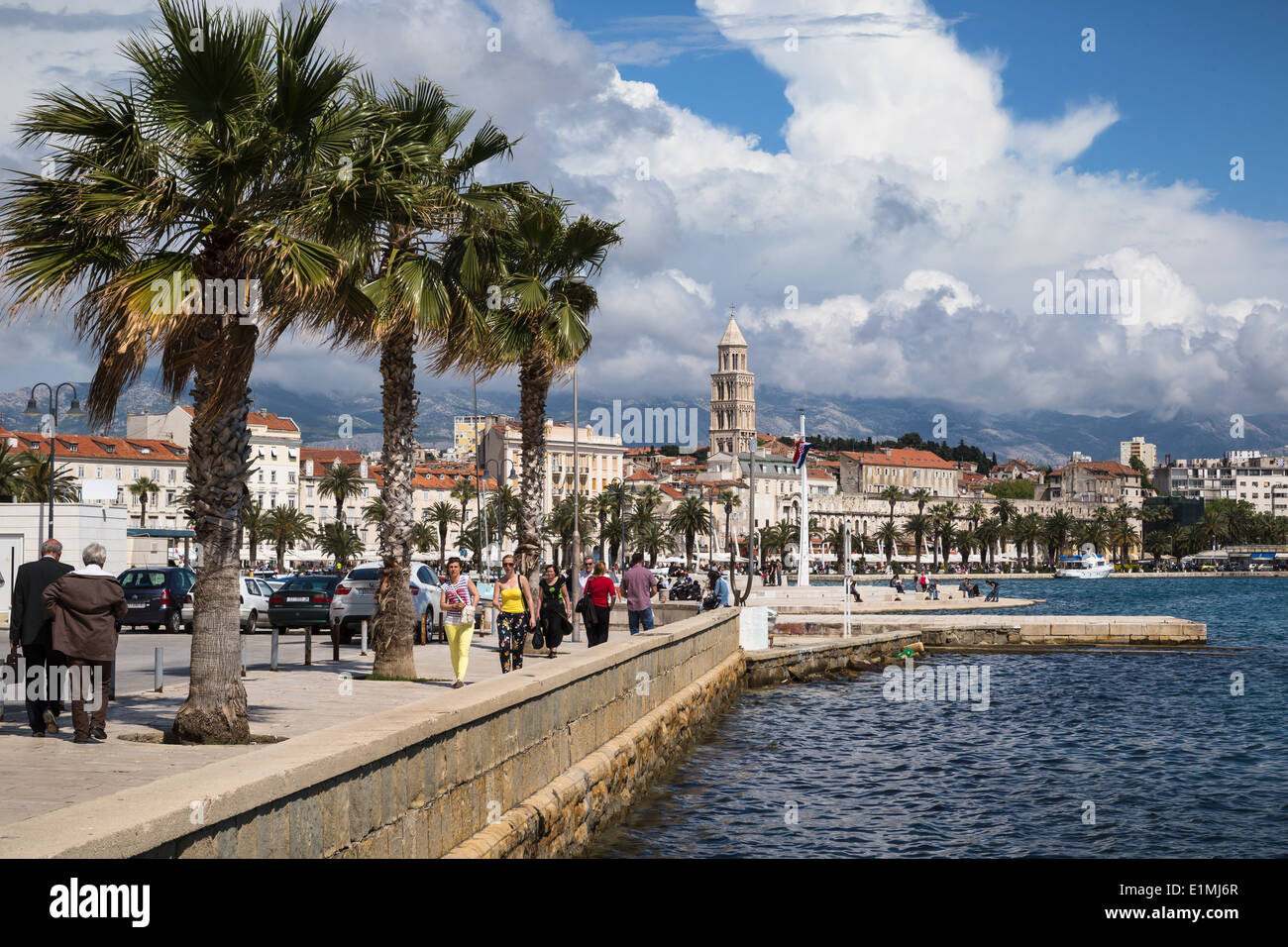Vue de Split en Croatie riva du front de mer à matejuska montrant la tour de la cathédrale de saint Domnius dans l'arrière-plan Banque D'Images