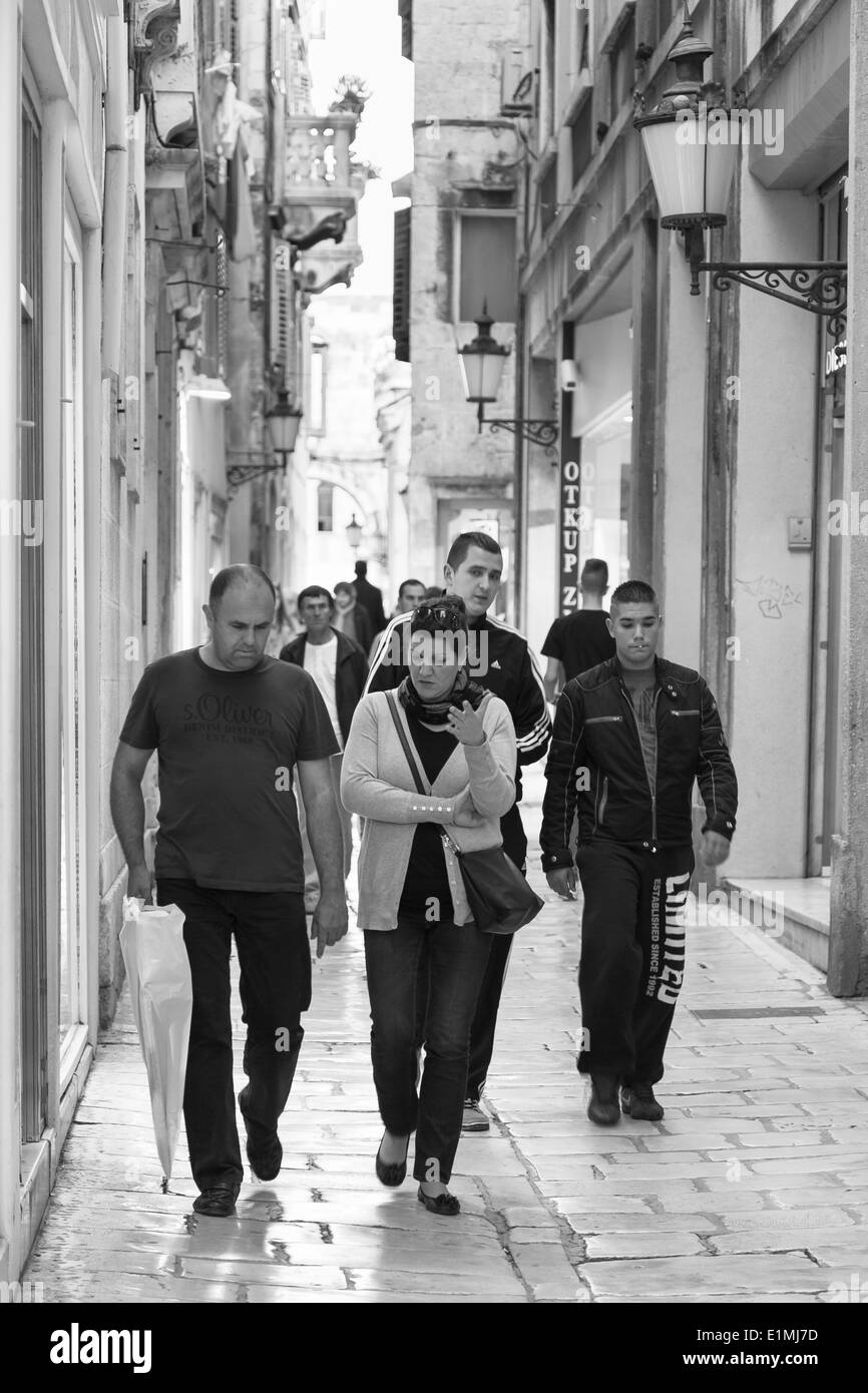 Un homme et une femme sont à pied et avoir une conversation dans les petites rues de split dalmatie Croatie Banque D'Images