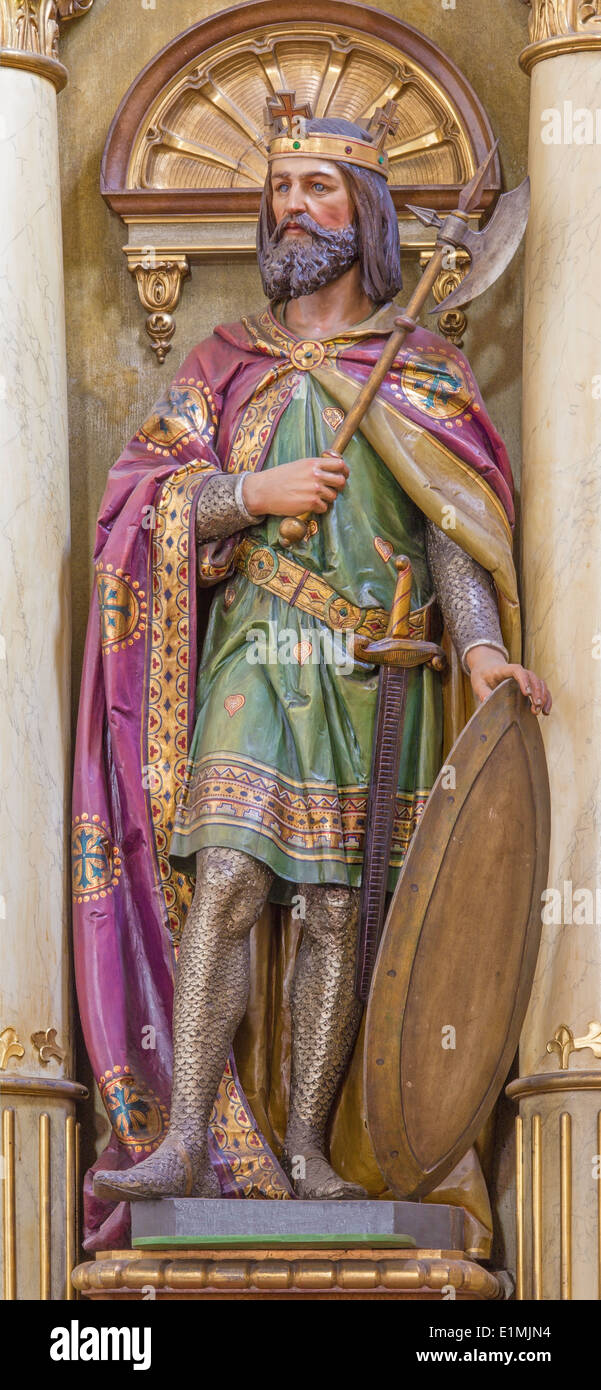 ROZNAVA, SLOVAQUIE - avril 19, 2014 : statue de st. - Ladislas, Roi de Hongrie, du maître-autel de à st. Ann (Franciscains) Banque D'Images