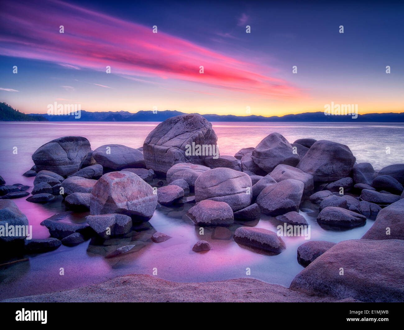 Les roches et le coucher du soleil sur les rochers du littoral de plage de cheminée. Lake Tahoe, Nevada Banque D'Images