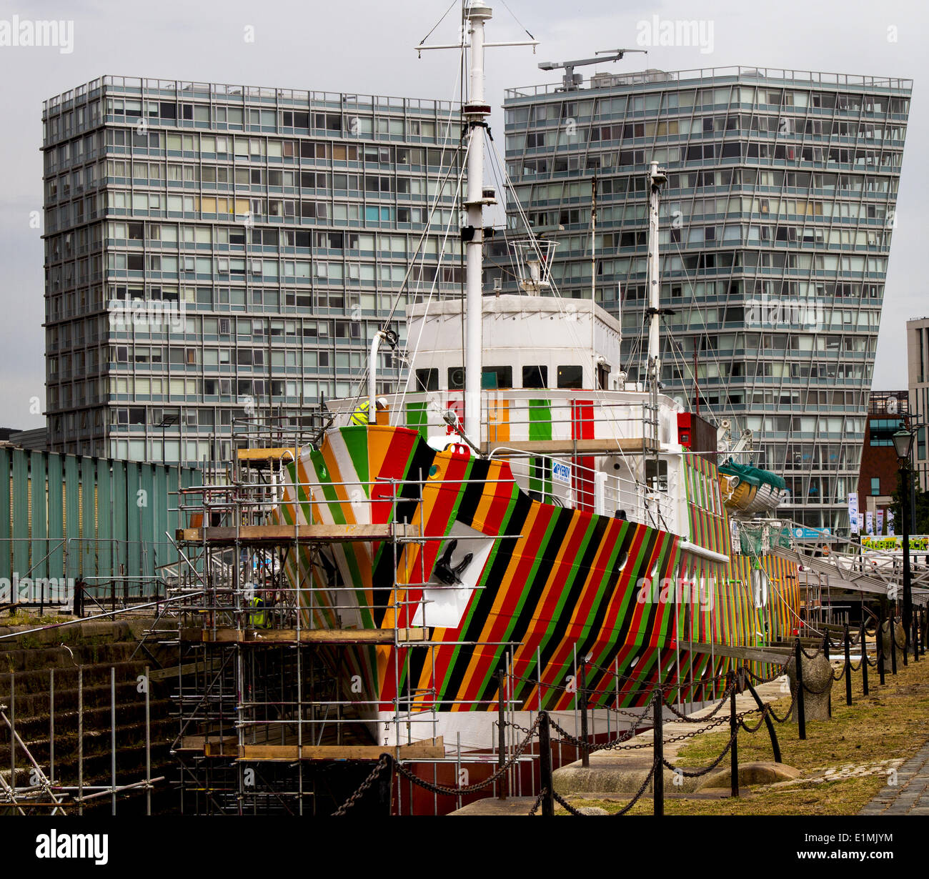 Liverpool pilote Cutter numéro 2, 1953 le Edmund Gardner est transformé par des bandes de couleur rouge, noire, orange et verte, peintes « razzle éblouit ».Le célèbre artiste bisannuel Carlos Cruz-Diez a été chargé de travailler avec le camouflage « éblouissant » à l'aide d'un navire pilote historique détenu et conservé par le Musée maritime de Merseyside.Le navire, qui est situé dans un quai sec adjacent à l’Albert Dock de Liverpool, est peint par l’équipe de Cammell Laird pour réaliser le projet de guerre. Banque D'Images