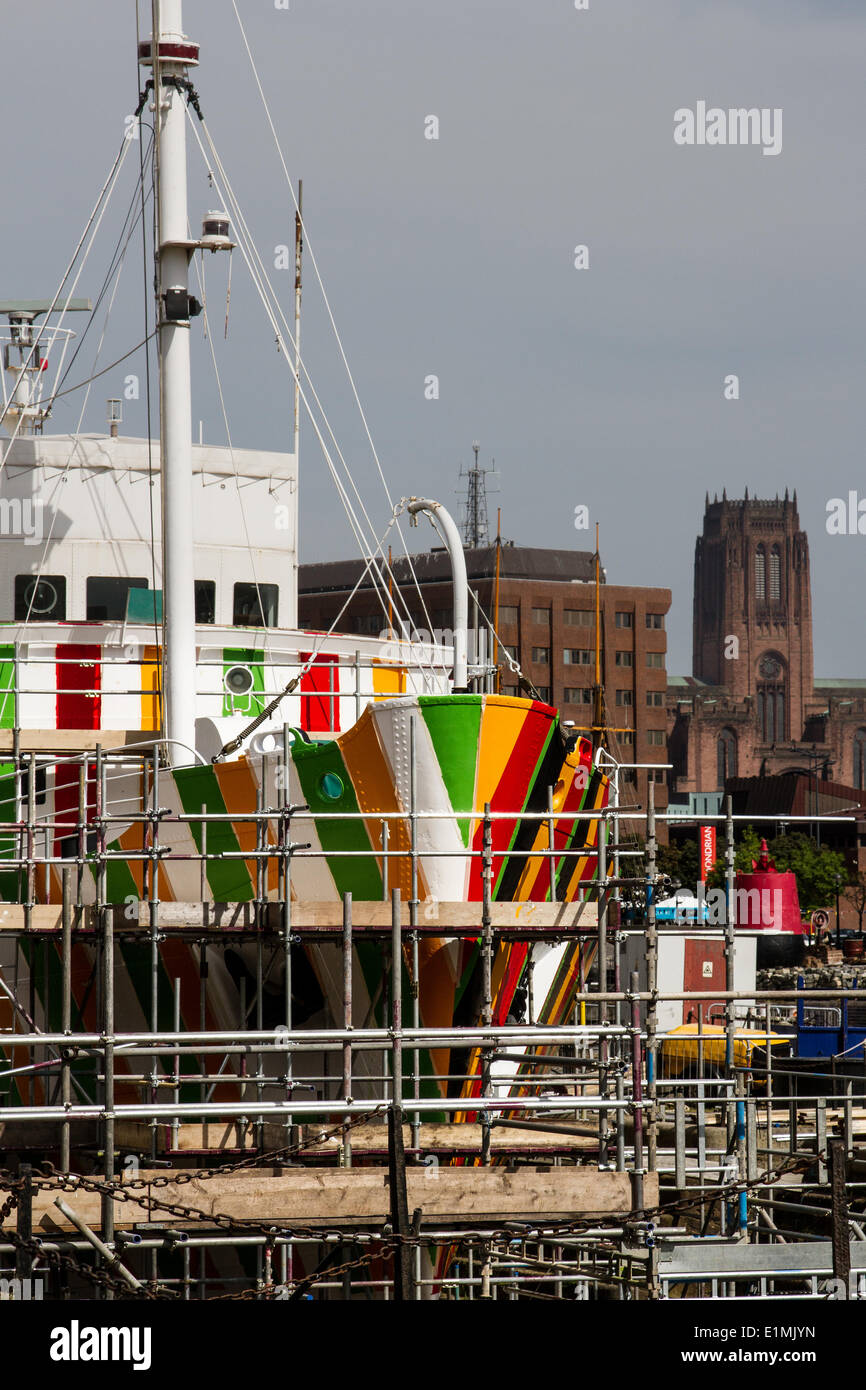 Liverpool pilote Cutter numéro 2, 1953 le Edmund Gardner est transformé par des bandes de couleur rouge, noire, orange et verte, peintes « razzle éblouit ».Le célèbre artiste bisannuel Carlos Cruz-Diez a été chargé de travailler avec le camouflage « éblouissant » à l'aide d'un navire pilote historique détenu et conservé par le Musée maritime de Merseyside.Le navire, qui est situé dans un quai sec adjacent à l’Albert Dock de Liverpool, est peint par l’équipe de Cammell Laird pour réaliser le projet de guerre. Banque D'Images