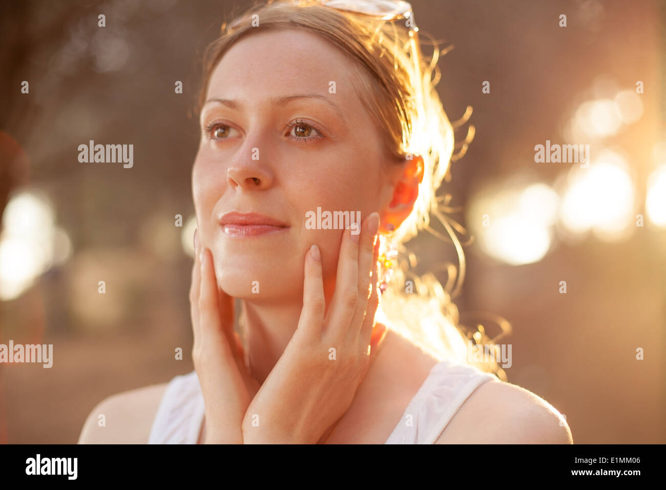 Young woman portrait au coucher du soleil. Banque D'Images