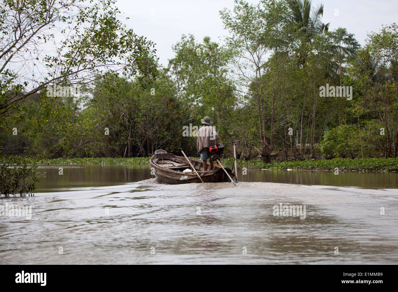 Bateau en bois sur les canaux autour de Can Tho au Vietnam Banque D'Images