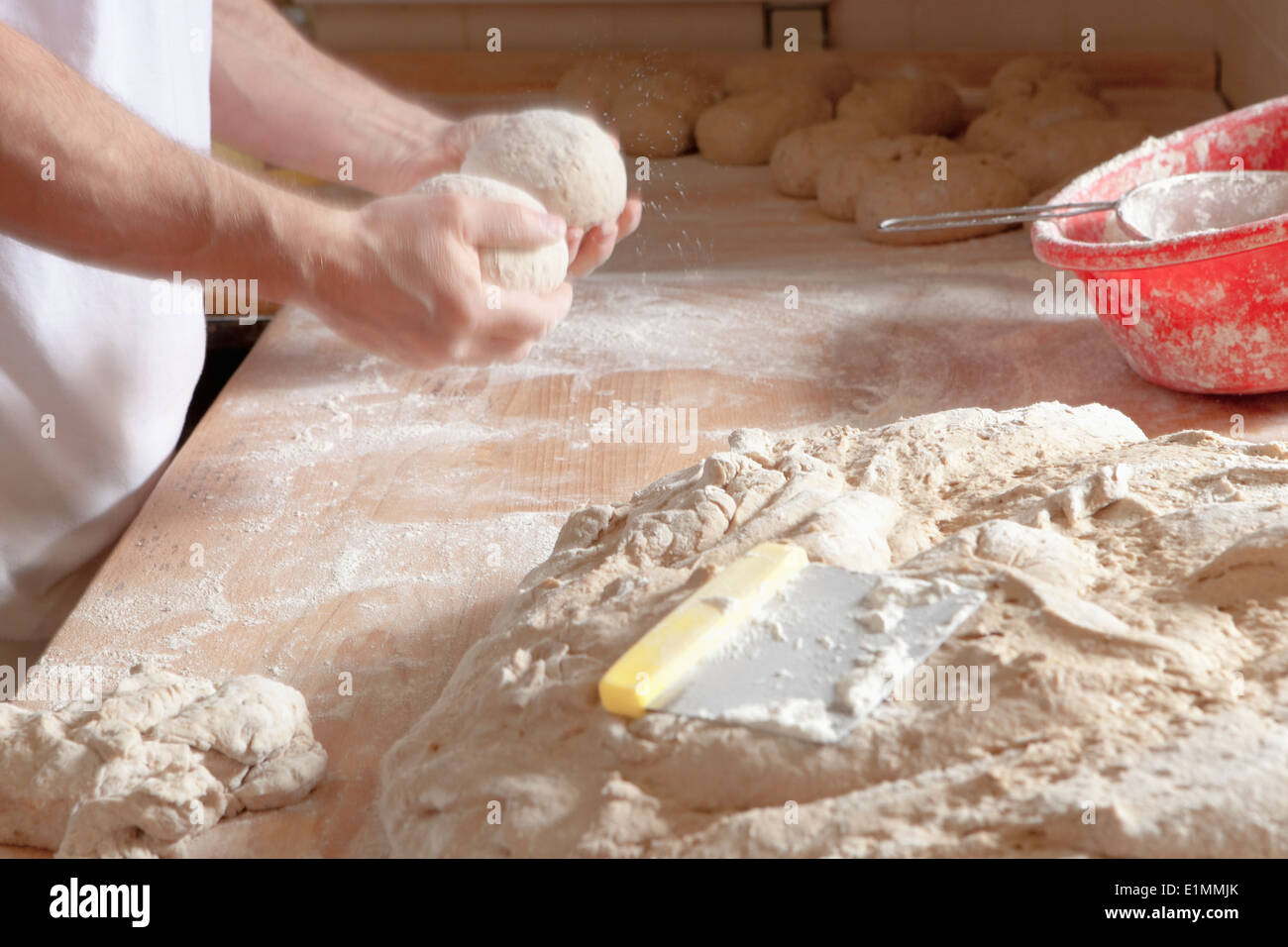 Boulangerie professionnel - Baker Travailler avec la pâte. Banque D'Images