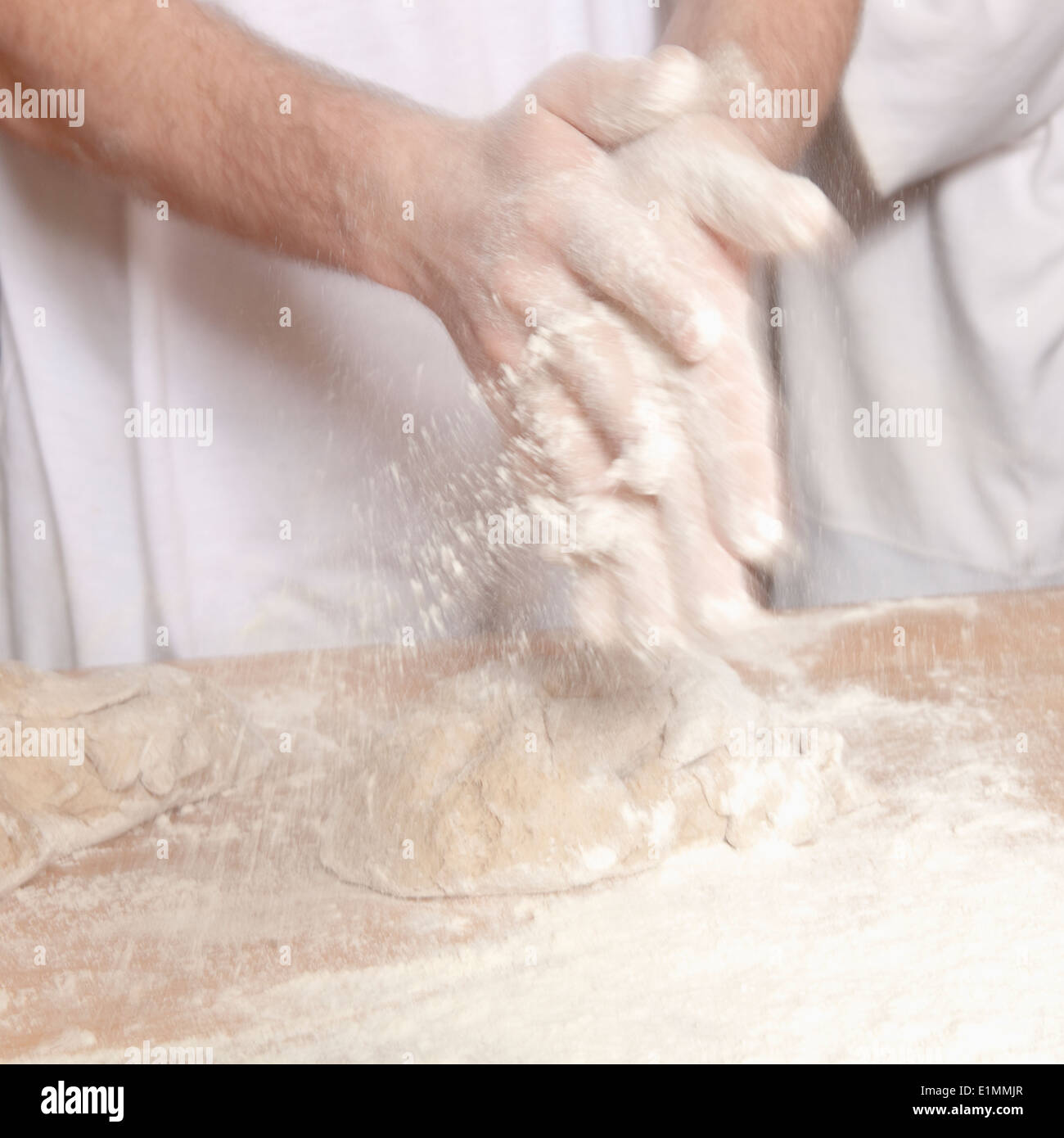 Boulangerie professionnel - Baker Travailler avec la pâte. Banque D'Images