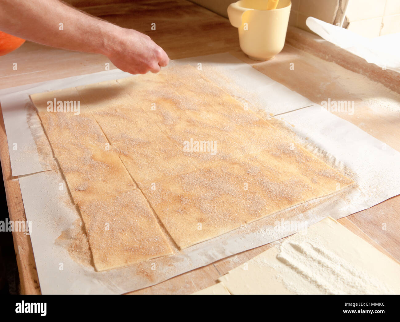 Boulangerie - professionnel l'ajout de sucre sur le dessus de la pâte Banque D'Images