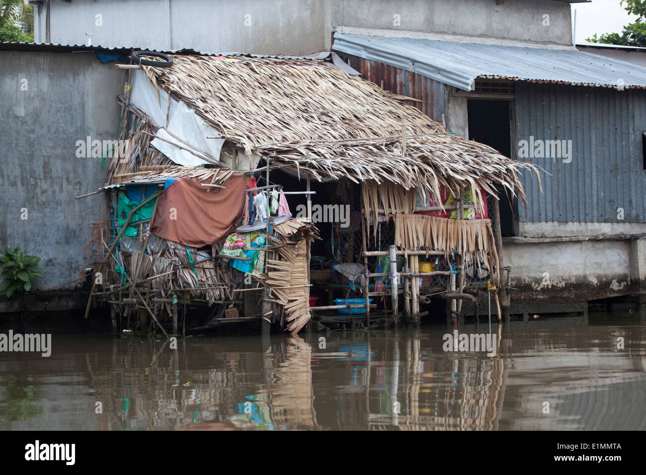 Des cabanes en bord de rivière ou de maisons sur pilotis à Can Tho au Vietnam Banque D'Images