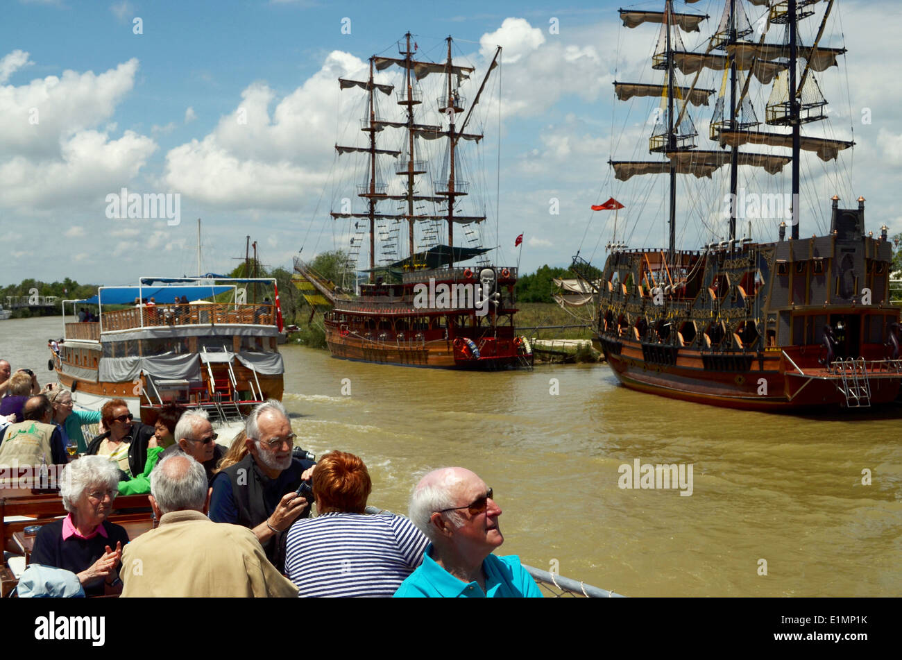 Excursion en bateau avec déjeuner à bord, façon de passer du temps à Antalya. Les bateaux sont décorées comme bateaux pirates. Banque D'Images