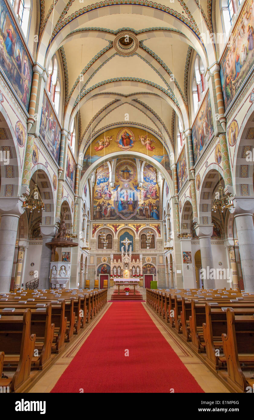 Vienne, Autriche - 17 février 2014 : la nef de l'église des Carmélites à Dobling. Banque D'Images