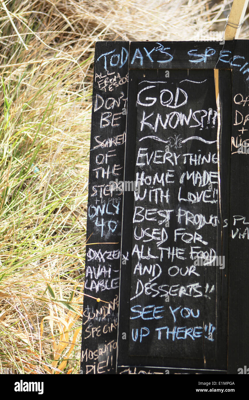 Panneau de menu avec des mots d'esprit, Pefki, l'île de Rhodes, Grèce Banque D'Images