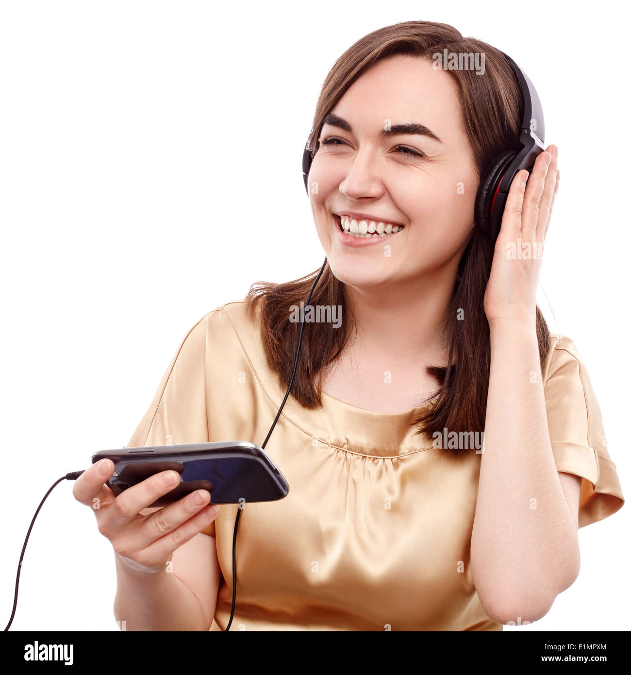 Jeune femme à l'écoute de la musique à partir d'un téléphone intelligent Banque D'Images