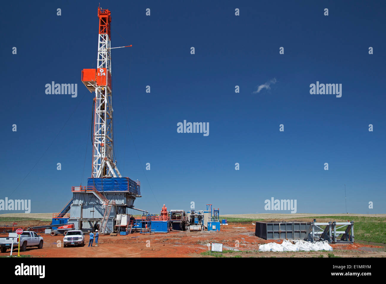 Watford City, Dakota du Nord - la production de pétrole dans la formation de schiste de Bakken. Banque D'Images