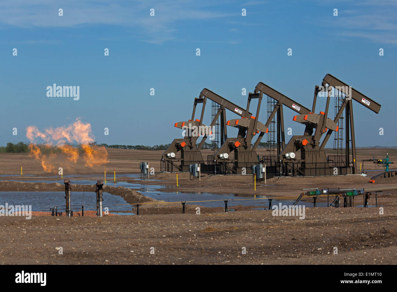 Watford City, Dakota du Nord - le gaz naturel est brûlé comme l'huile est pompée dans la formation de schiste de Bakken. Banque D'Images