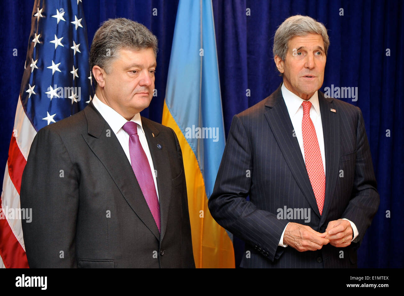 Kerry, secrétaire Le président élu ukrainien Porochenko journalistes avant Adresse réunion à Varsovie Banque D'Images