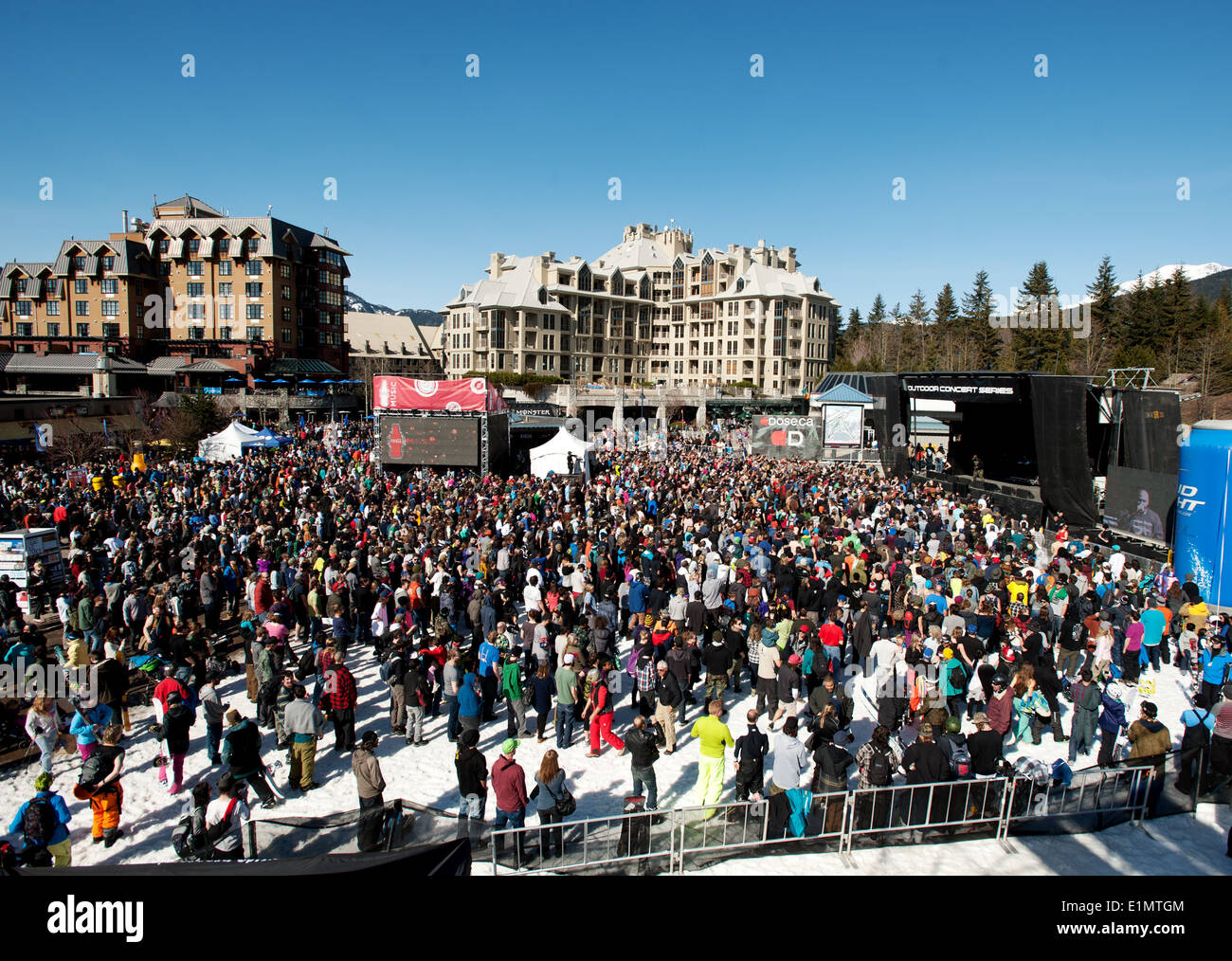 Une foule énorme dans le village de Whistler pour la loi sur la hanche classique 'De la Soul'. Les skieurs de Whistler Plaza. Whistler, BC, Canada. Banque D'Images