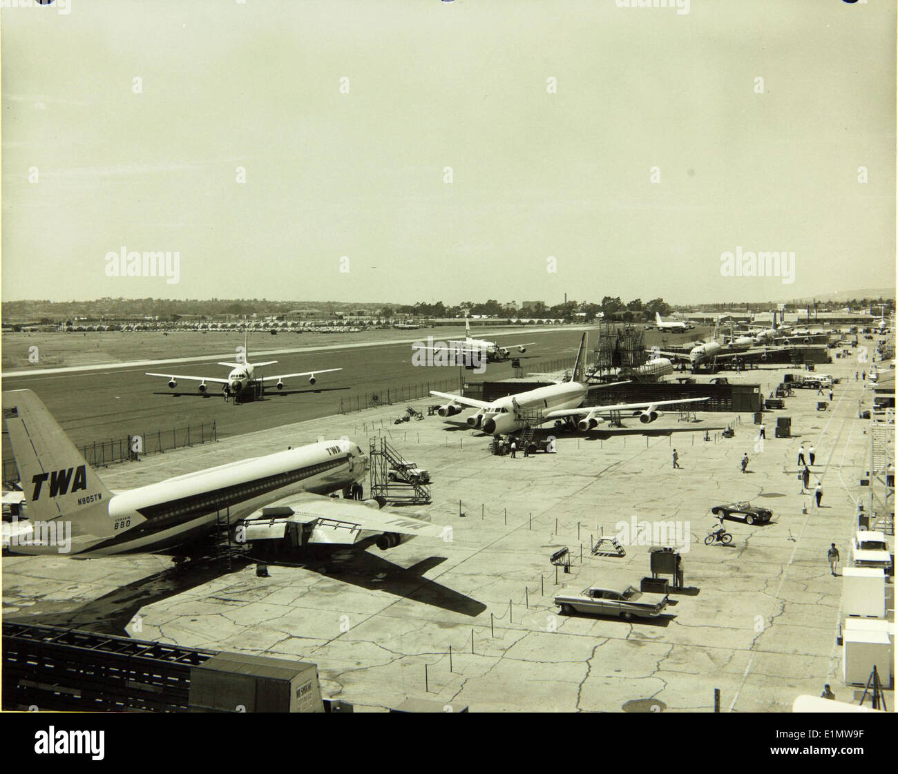Le Convair 880, immatriculé N805TW et N8801E, était un avion de ligne à réaction développé pour TRANS World Airlines (TWA). C'était un avion à courte et moyenne portée, connu pour sa vitesse et son efficacité. Le Convair 880 a été utilisé par TWA dans les années 1960 et a été assemblé à l'usine de Convair, montrant la poussée de l'ère vers une aviation commerciale plus avancée. Banque D'Images