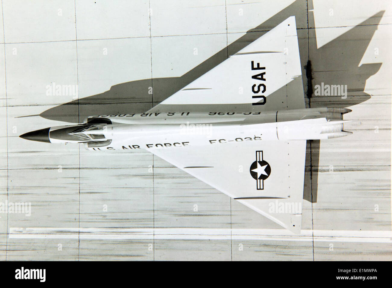 Photographie du Convair F-102 Delta Dagger, un premier avion intercepteur américain développé dans les années 1950 Cette image montre la conception distinctive de l'aile delta de l'avion et son rôle dans l'aviation militaire. Banque D'Images
