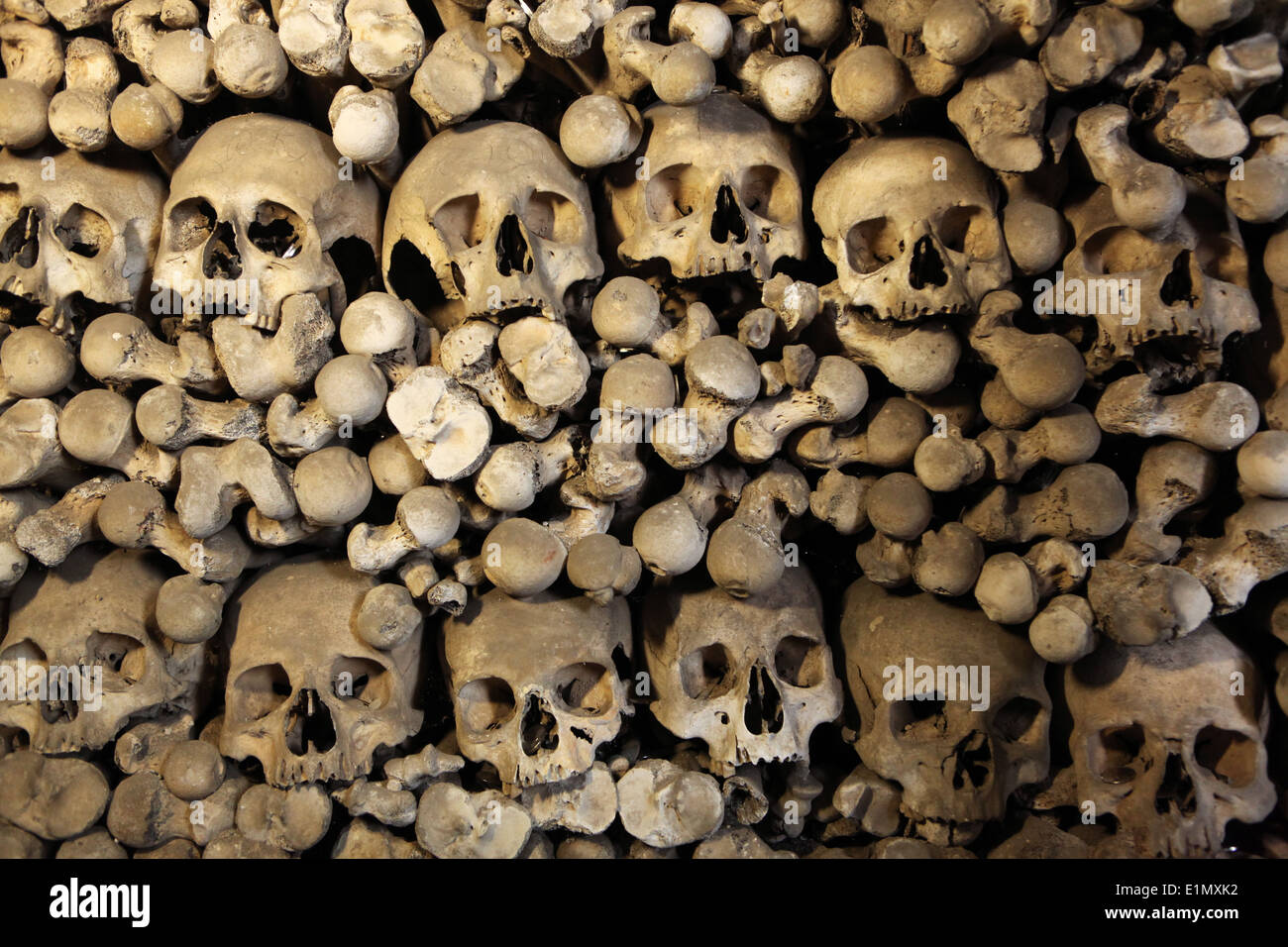 Des ossements et des crânes dans l'ossuaire de Sedlec à Kutná Hora, République tchèque. Banque D'Images